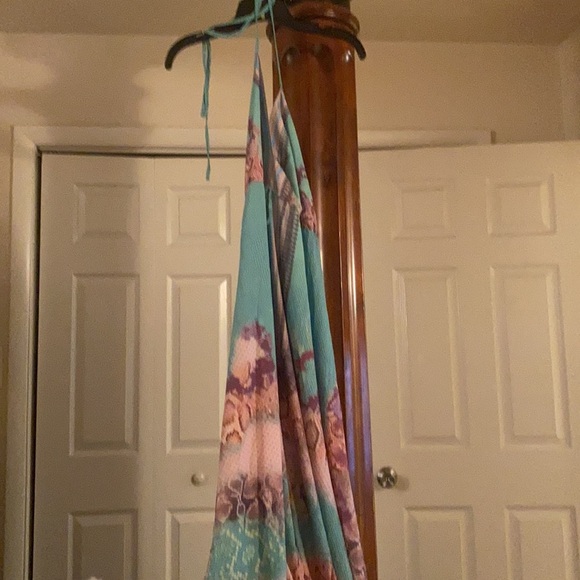 Halter dress beautiful soft colors - Picture 4 of 4